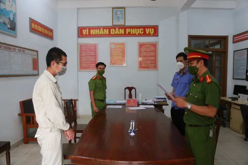 Công an tống đạt quyết định khởi tố bị can và thực hiện lệnh bắt tạm giam đối với Lê Quốc Huy. 