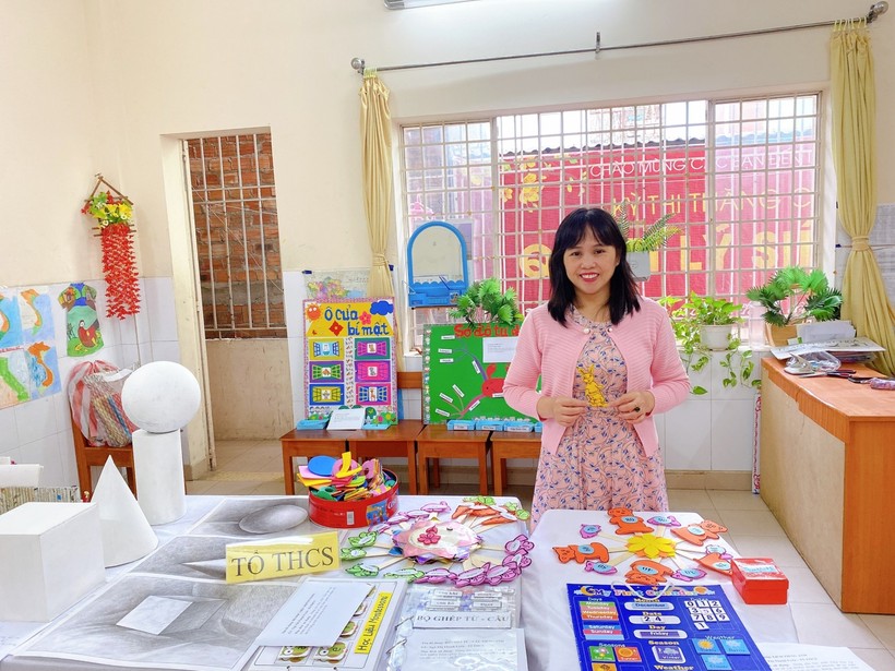 Cô giáo Trương Thị Ngọc Hà - Tổ trưởng chuyên môn Trường chuyên biệt Tương Lai (TP Đà Nẵng), bên những đồ dùng dạy học cho trẻ khiếm khuyết.