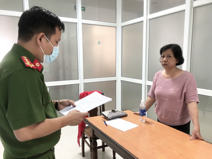 Công an tống đạt Quyết định khởi tố vụ án, khởi tố bị can, bắt tạm giam 4 tháng đối với Nguyễn Thị Phương Lan. Ảnh: Công an. 
