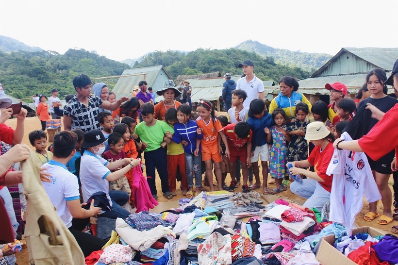 Trẻ em tại thôn Atu 1, xã Ch"ơm huyện Tây Giang, tỉnh Quảng Nam háo hức khi nhận được quần áo, sách vở từ CLB trao tặng.