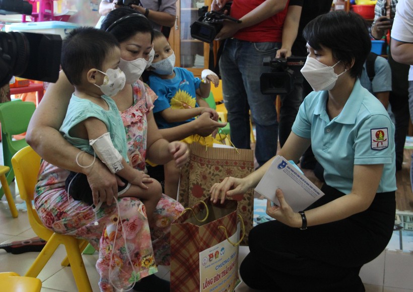 Bà Nguyễn Thị Anh Thảo (áo xanh) - Phó Bí thư Thành đoàn Đà Nẵng trao quà cho trẻ em mắc bệnh hiểm nghèo đang điều trị tại Bệnh viện Phụ sản - Nhi. 