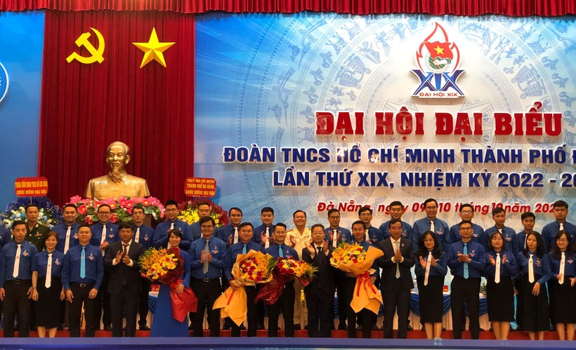 Lãnh đạo Thành ủy, UBND Đà Nẵng và Trung ương Đoàn TNCS Hồ Chí Minh tặng hoa chúc mừng Ban chấp hành Đoàn TNCS Hồ Chí Minh TP. Đà Nẵng. 