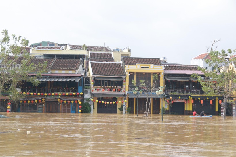 Phố cổ Hội An bị ngập lụt. 