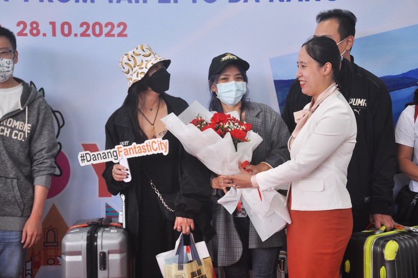Đại diện Sở Du lịch TP. Đà Nẵng tặng hoa và quà cho du khách Đài Bắc - Trung Quốc. 