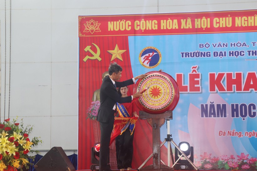 PGS.TS Phan Thanh Hài - Hiệu trưởng Trường Đại học TDTT Đà Nẵng đánh trống khai giảng năm học. 