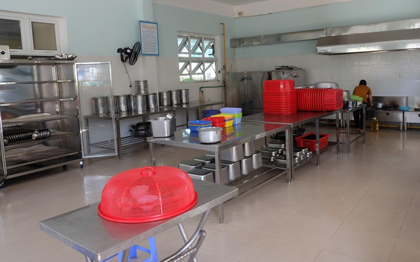 Bên trong bếp ăn của một trường tiểu học ở Đà Nẵng. 