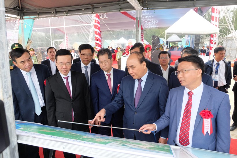 Chủ tịch nước Nguyễn Xuân Phúc nghe báo cáo về dự án Bến cảng Liên Chiểu. 