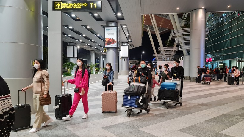 Du khách quốc tế xuống sân bay Đà Nẵng. 