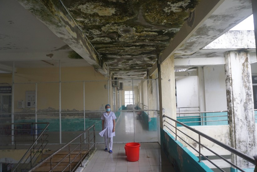 Trần nhà của Trung tâm Y tế quận Ngũ Hành Sơn bị thấm, giọt. 