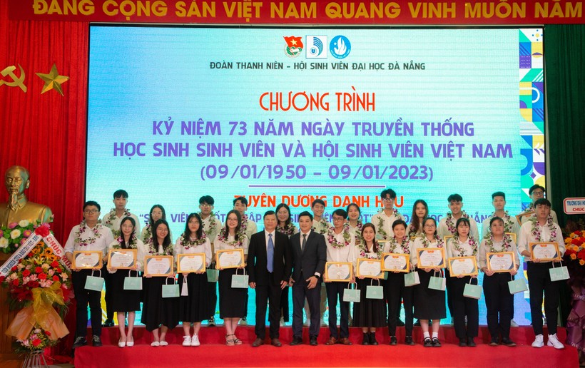 Đại học Đà Nẵng trao 200 vé xe cho sinh viên nghèo về quê đón Tết ảnh 1