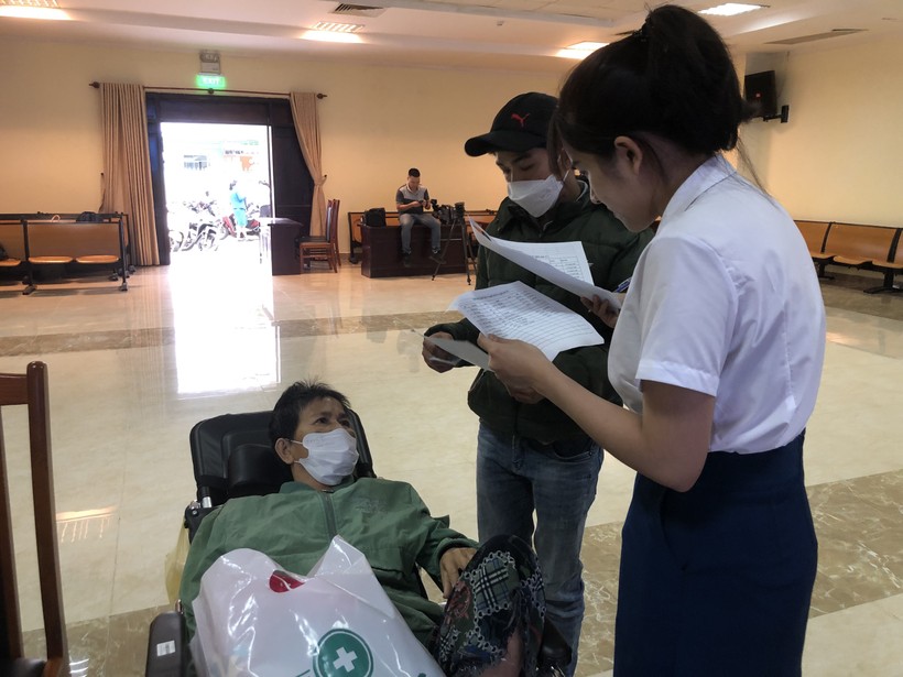 Chuyến xe nghĩa tình đưa bệnh nhân nghèo ở Đà Nẵng về quê đón Tết ảnh 1