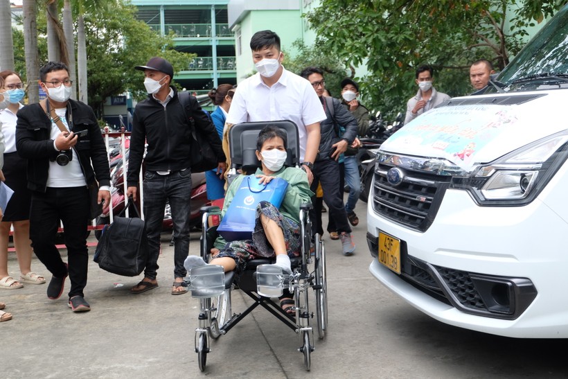 Chuyến xe nghĩa tình đưa bệnh nhân nghèo ở Đà Nẵng về quê đón Tết ảnh 5
