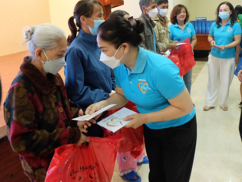 Chuyến xe nghĩa tình đưa bệnh nhân nghèo ở Đà Nẵng về quê đón Tết ảnh 4