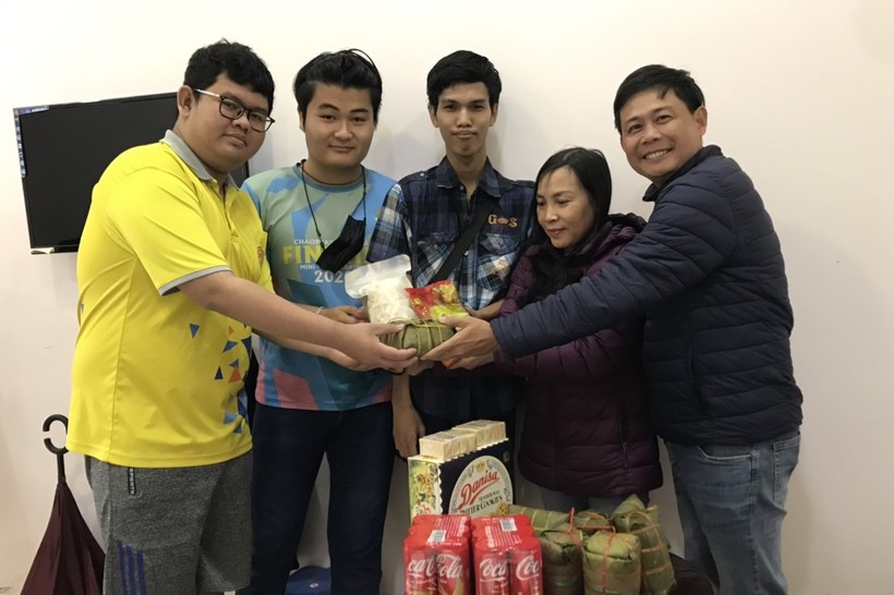 Đại diện Trường Đại học Sư phạm Kỹ thuật (Đại học Đà Nẵng) đã tặng quà nhân dịp Tết cổ truyền Việt Nam, cho các sinh viên quốc tế đang lưu trú tại ký túc xá. Ảnh: Lê Vũ. 