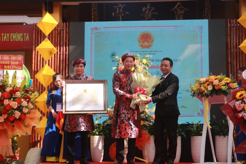 Đại diện UBND TP. Hội An (tỉnh Quảng Nam) đón nhận danh hiệu Di sản văn hóa phi vật thể quốc gia với Lễ hội Tết Nguyên tiêu ở Hội An. Ảnh: Cường Trinh. 