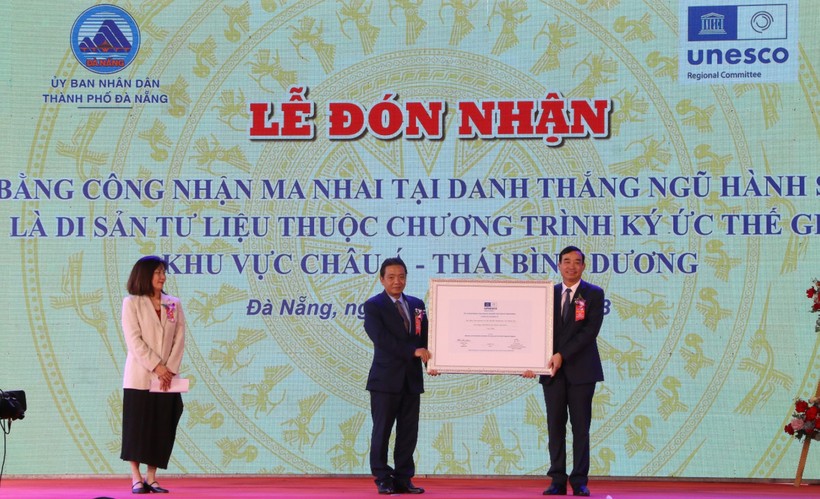 Ông Lê Trung Chinh (ngoài cùng bên phải) - Chủ tịch UBND TP Đà Nẵng đón nhận Bằng công nhận Ma nhai tại danh thắng Ngũ Hành Sơn là di sản tư liệu thuộc Chương trình ký ức thế giới khu vực Châu Á – Thái Bình Dương. Ảnh: Hoàng Vinh. 