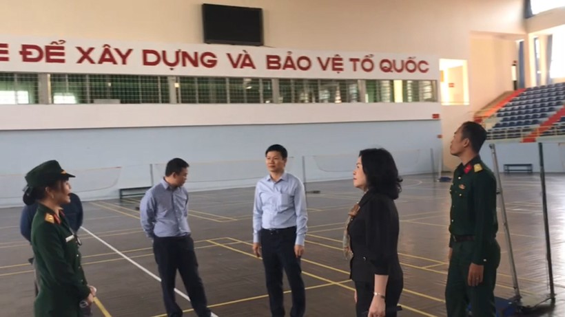 Thứ trưởng Ngô Thị Minh kiểm tra điều kiện về cơ sở vật chất tổ chức Đại hội thể thao học sinh Đông Nam Á lần thứ 13. Ảnh: Hoàng Vinh. 