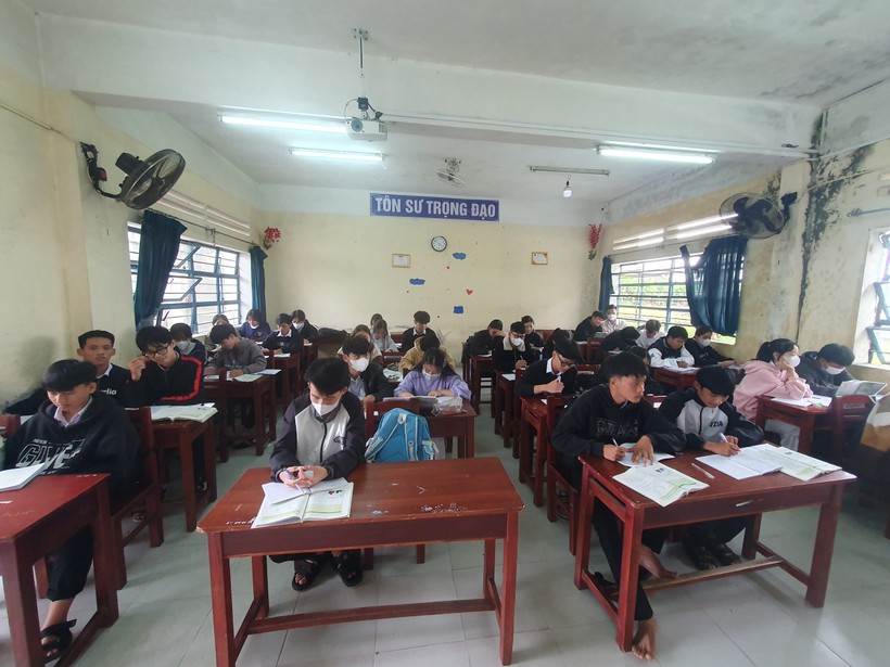 Học sinh lớp 12 Trường THPT Phan Thành Tài. Ảnh: Mạnh Hùng. 
