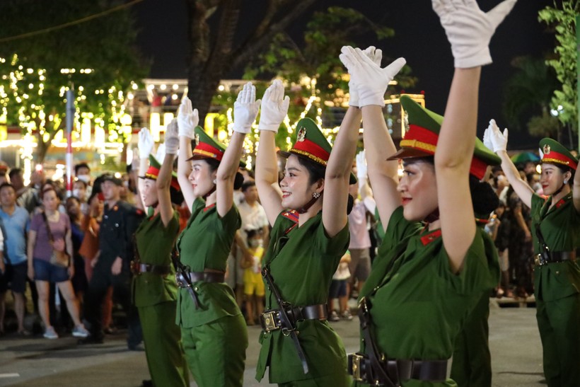 Nữ công an nhân dân trong Đoàn nghi lễ biểu diễn tại đường phố Đà Nẵng. Ảnh: Hoàng Vinh. 