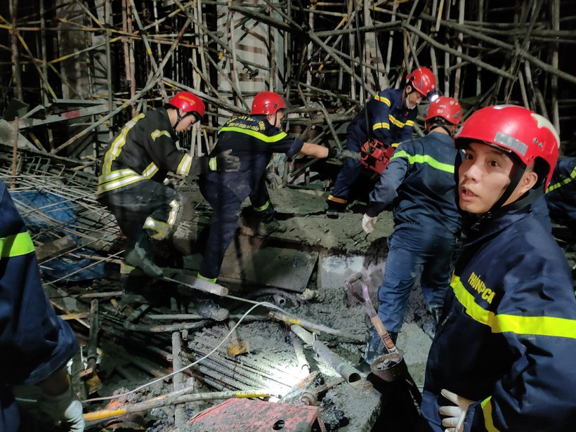Lực lượng cứu hộ đang cứu nạn trong vụ sập giàn giáo xảy ra vào rạng sáng 25/5. Ảnh: Công an Đà Nẵng. 