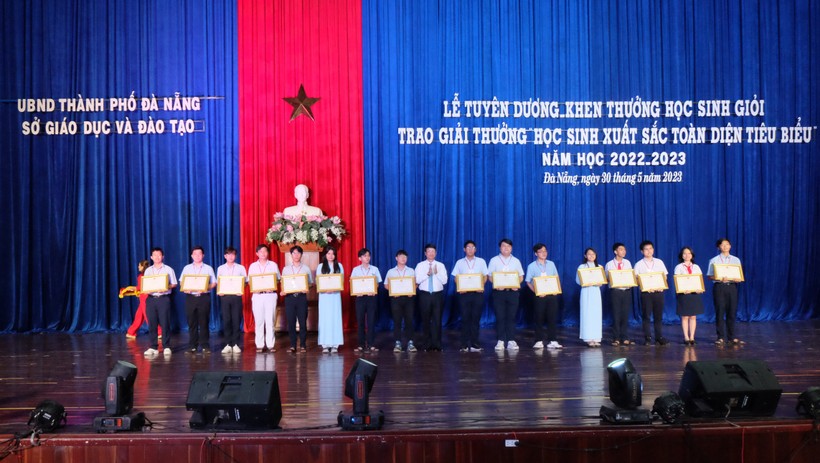 Sở GD&ĐT TP. Đà Nẵng tuyên dương – khen thưởng học sinh giỏi và trao giải học sinh giỏi xuất sắc toàn diện tiêu biểu năm học 2022-2023. Ảnh: Hoàng Vinh. 