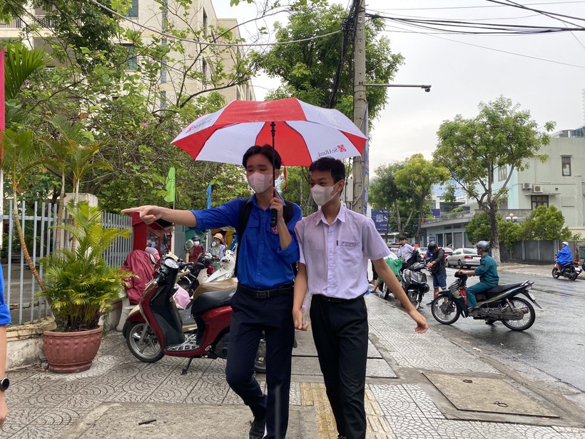 Thí sinh Đà Nẵng 'đội mưa' đi thi buổi đầu tiên vào lớp 10 THPT ảnh 6