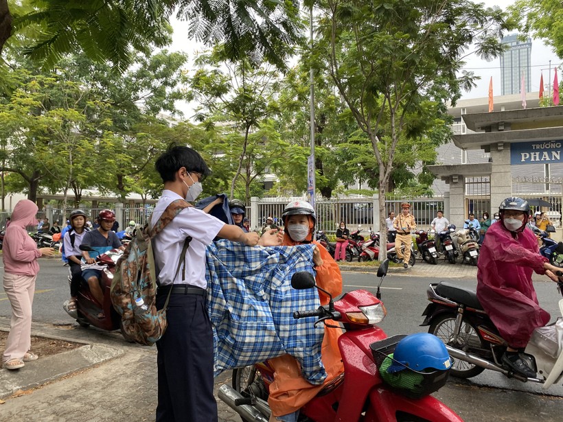 Thí sinh Đà Nẵng 'đội mưa' đi thi buổi đầu tiên vào lớp 10 THPT ảnh 9