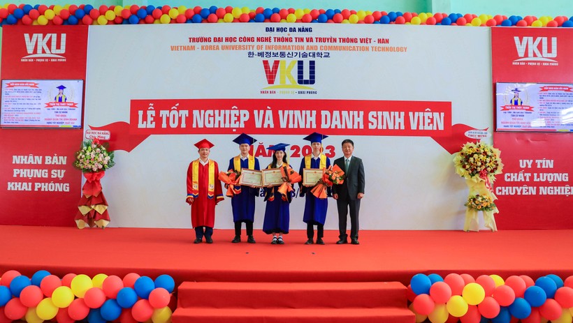 Trần Thị Thúy Trinh (thứ 3, trái sang) được tặng giấy khen và vinh danh trong Lễ tốt nghiệp. Ảnh: Hoàng Vinh. 