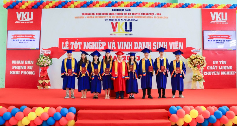 PGS.TS Huỳnh Công Pháp - Hiệu trưởng Trường VKU trao bằng tốt nghiệp Đại học cho các tân Kỹ sư, cử nhân. Ảnh: Hoàng Vinh. 
