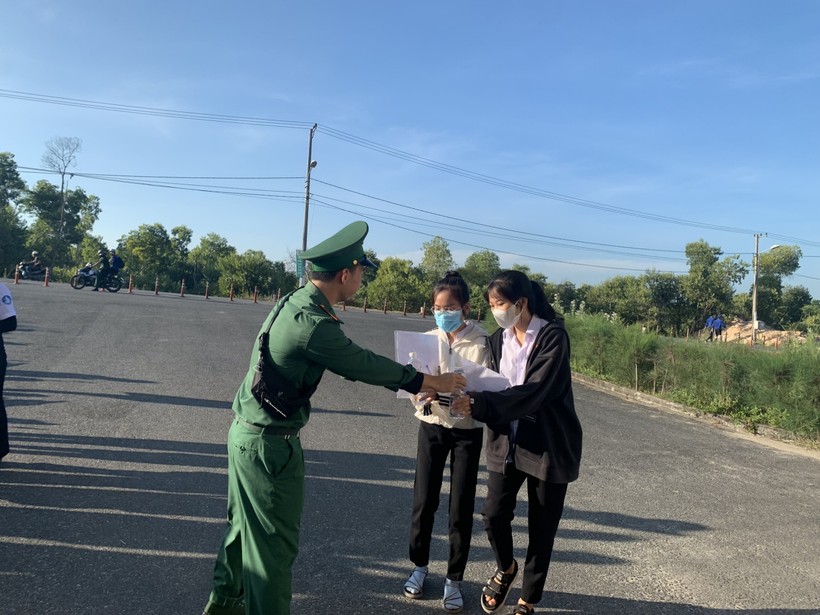 BĐBP tỉnh Quảng Nam ở xã đảo Tam Hải hỗ trợ tiếp sức mùa thi ảnh 1