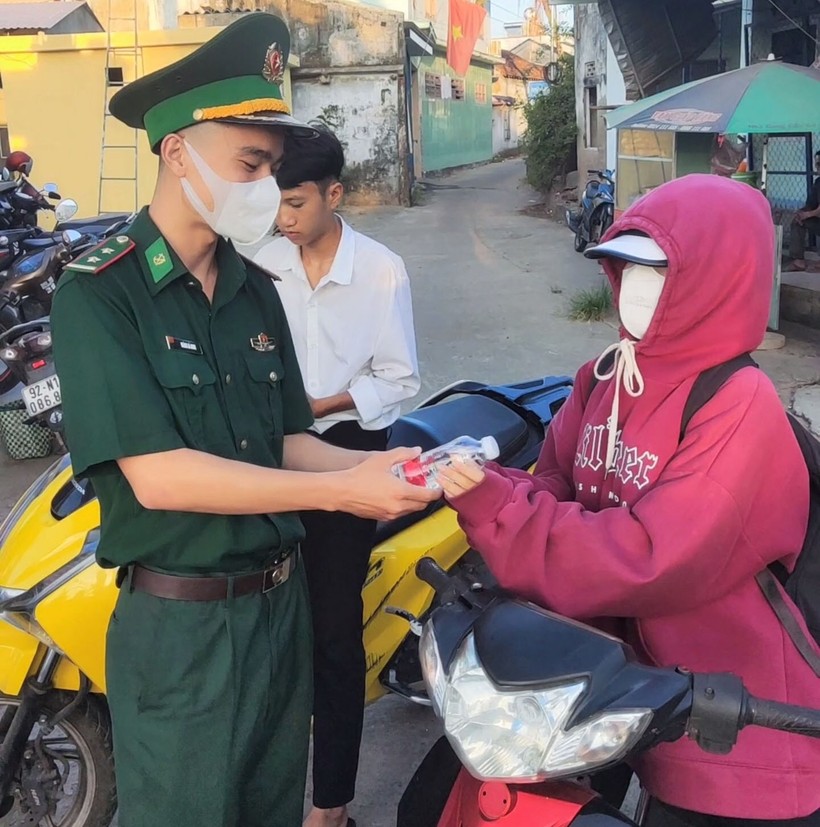 BĐBP tỉnh Quảng Nam ở xã đảo Tam Hải hỗ trợ tiếp sức mùa thi ảnh 4
