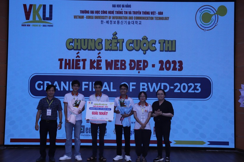 Ban tổ chức trao giải Nhất cho đội thi. Ảnh: Nguyễn Hòa. ảnh 2