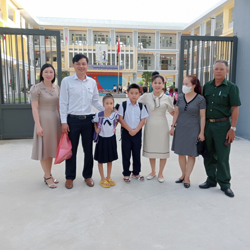 Đại diện chính quyền xã Hòa Bắc đứng đón các em học sinh thôn Nam Yên đến học tại ngôi trường mới. Ảnh: Thu Hà. ảnh 5