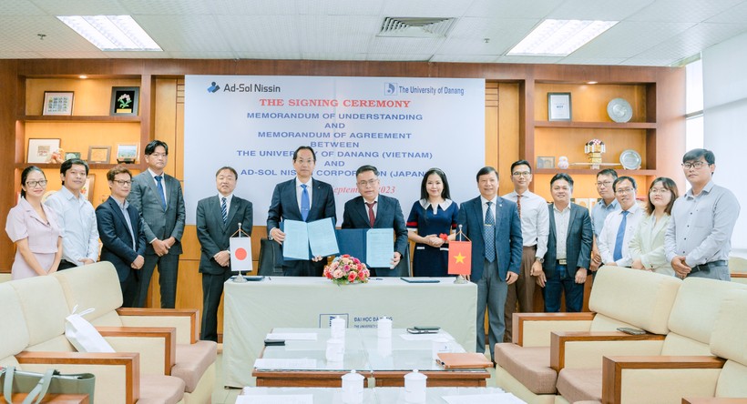 Trung tâm phát triển phần mềm - Đại học Đà Nẵng đã ký kết MoA với dự án nghiên cứu trị giá gần 30.000 USD. Ảnh: Huy Cường. ảnh 1