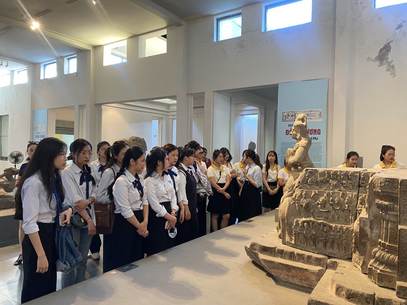 Sinh viên tìm hiểu về Phật giáo Champa qua bộ sưu tập điêu khắc Đồng Dương.