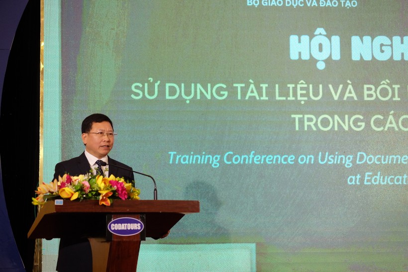 TS Trần Văn Đạt – Quyền Vụ trưởng Vụ Vụ Giáo dục Chính trị và Công tác học sinh, sinh viên (Bộ GD&ĐT) phát biểu khai mạc tập huấn. Ảnh: Hoàng Vinh