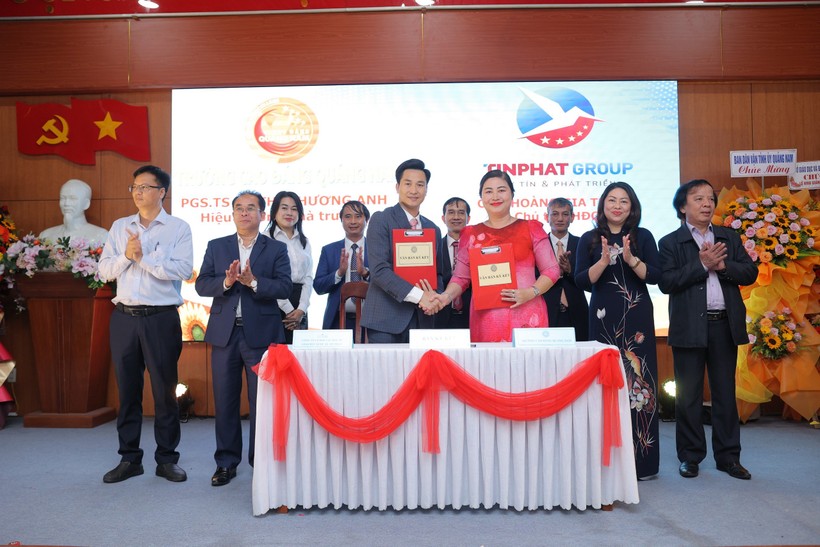 PGS.TS Vũ Thị Phương Anh - Hiệu trưởng Trường Cao đẳng Quảng Nam ký kết hợp tác đào tạo với các doanh nghiệp.