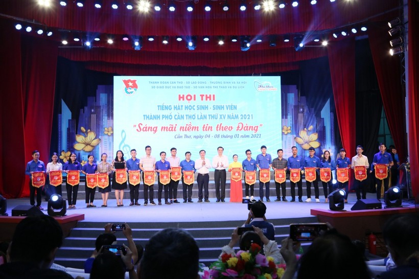 Lãnh đạo thành phố Tặng cờ lưu niệm cho các đơn vị tham gia hội thi.