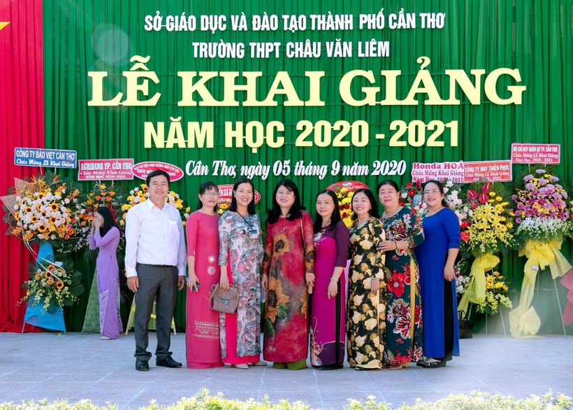 Cô Lê Di Thanh (giữa) chụp lưu niệm cùng đồng nghiệp nhân lễ khai giảng năm học.