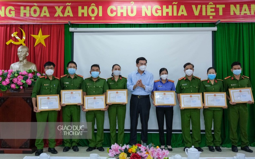 Ông Trần Thanh Bình, Chủ tịch UBND quận Bình Thủy, TP Cần Thơ (đứng giữa) trao giấy khen cho Công an quận.
