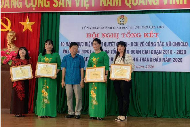 Cô giáo Đinh Kim Oanh (thứ hai từ trái sang) nhận Bằng khen của Công đoàn Ngành Giáo dục Thành phố Cần Thơ.