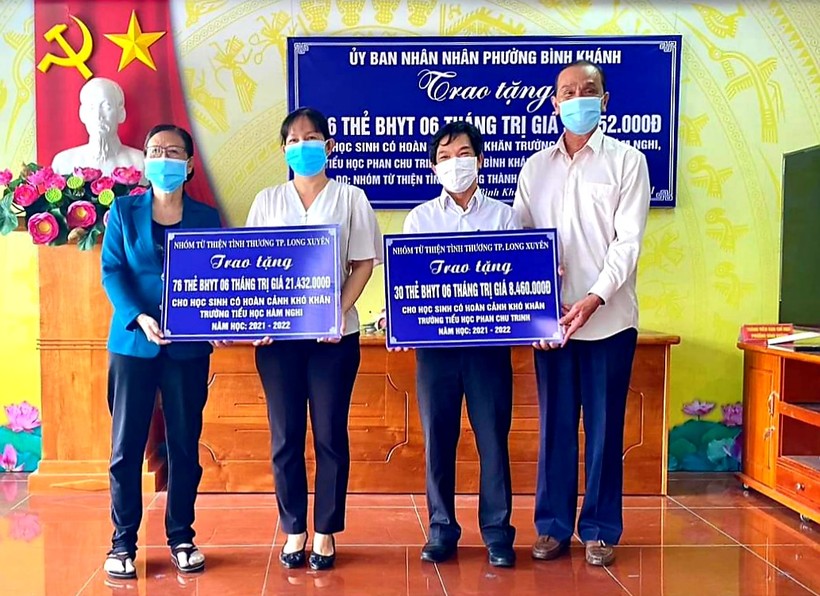 Đại diện Nhóm “Từ thiện Tình thương” TP. Long Xuyên (An Giang) chuyển trao kinh phí mua BHYT học sinh các trường học.