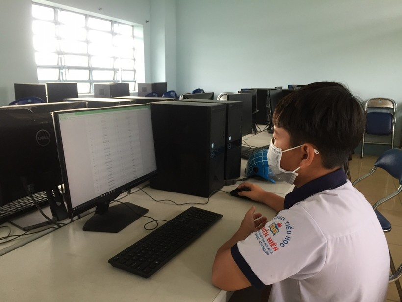 Học sinh gặp trục trặc do lỗi thiết bị được Trường THCS Thới Long (quận Ô Môn) hỗ trợ tham gia thi trực tuyến tại trường.