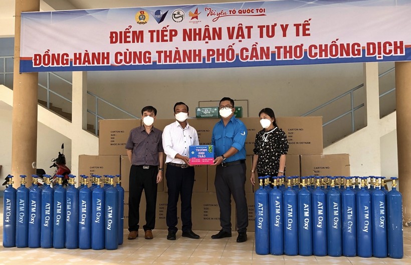 Hội Doanh nhân trẻ Việt Nam trao tặng vật tư y tế hỗ trợ Thành phố Cần Thơ.