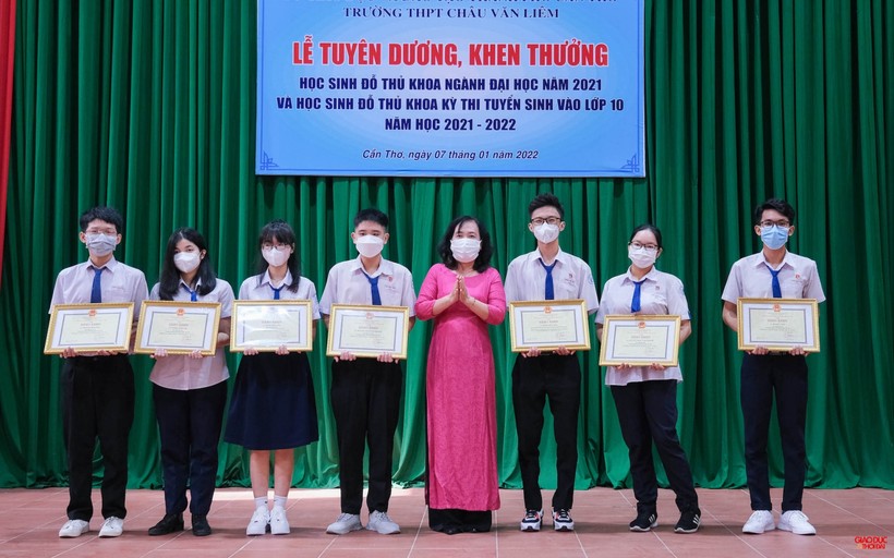 Các em học sinh Trường THPT Châu Văn Liêm được nhà trường trao giấy khen tại điểm cầu trường.