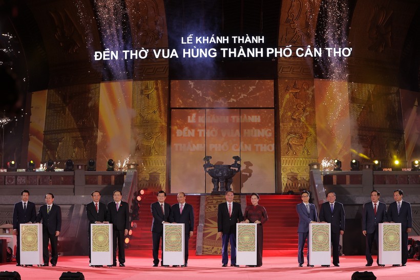 Chủ tịch nước Nguyễn Xuân Phúc và các đồng chí lãnh đạo, nguyên lãnh đạo Đảng, Nhà nước thực hiện nghi thức khánh thành Đền thờ Vua Hùng tại Cần Thơ (ảnh BTC).