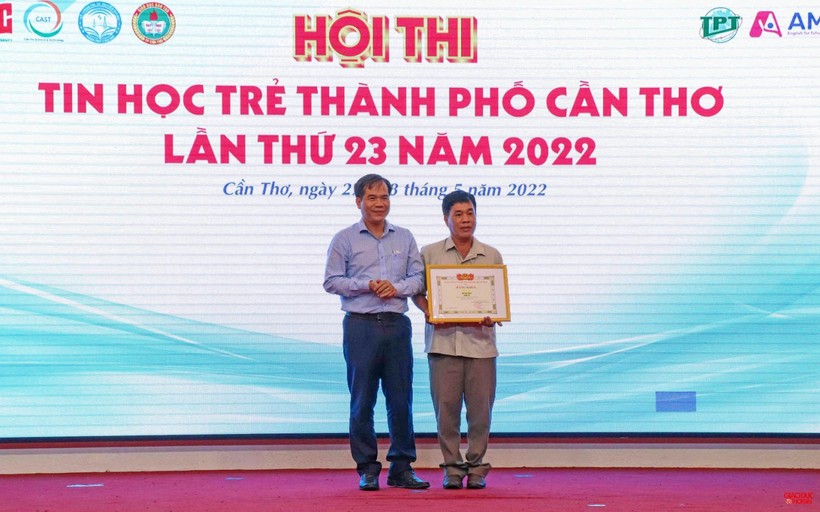 Ông Nguyễn Phúc Tăng, Phó GĐ Sở GD&ĐT TP Cần Thơ trao giải tại lễ tổng kết.