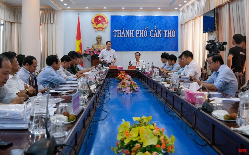 Quang cảnh buổi làm việc của Thứ trưởng Phạm Ngọc Thưởng với Ban chỉ đạo Kỳ thi tốt nghiệp THPT TP Cần Thơ.