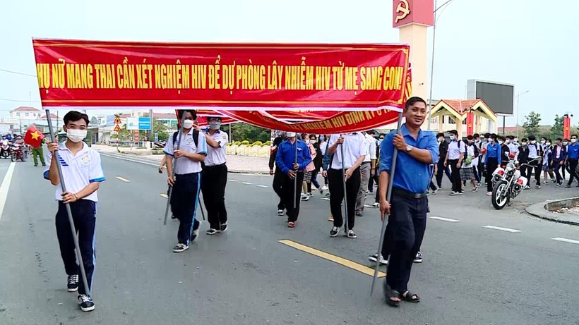 Đoàn viên thanh niên tỉnh Vĩnh Long hưởng ứng Tháng hành động quốc gia phòng chống HIV/AIDS.
