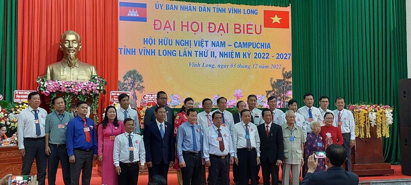 Đại biểu chụp ảnh lưu niệm tại Đại hội đại biểu Hội hữu nghị Việt Nam - Campuchia tỉnh Vĩnh Long.